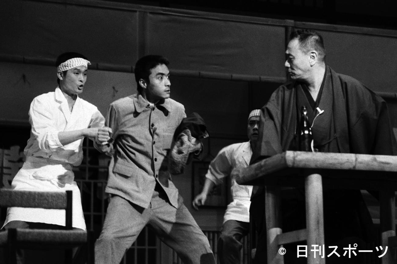 ドラマ「どてらい男」に出演する西郷輝彦（中央）（1974年6月撮影）