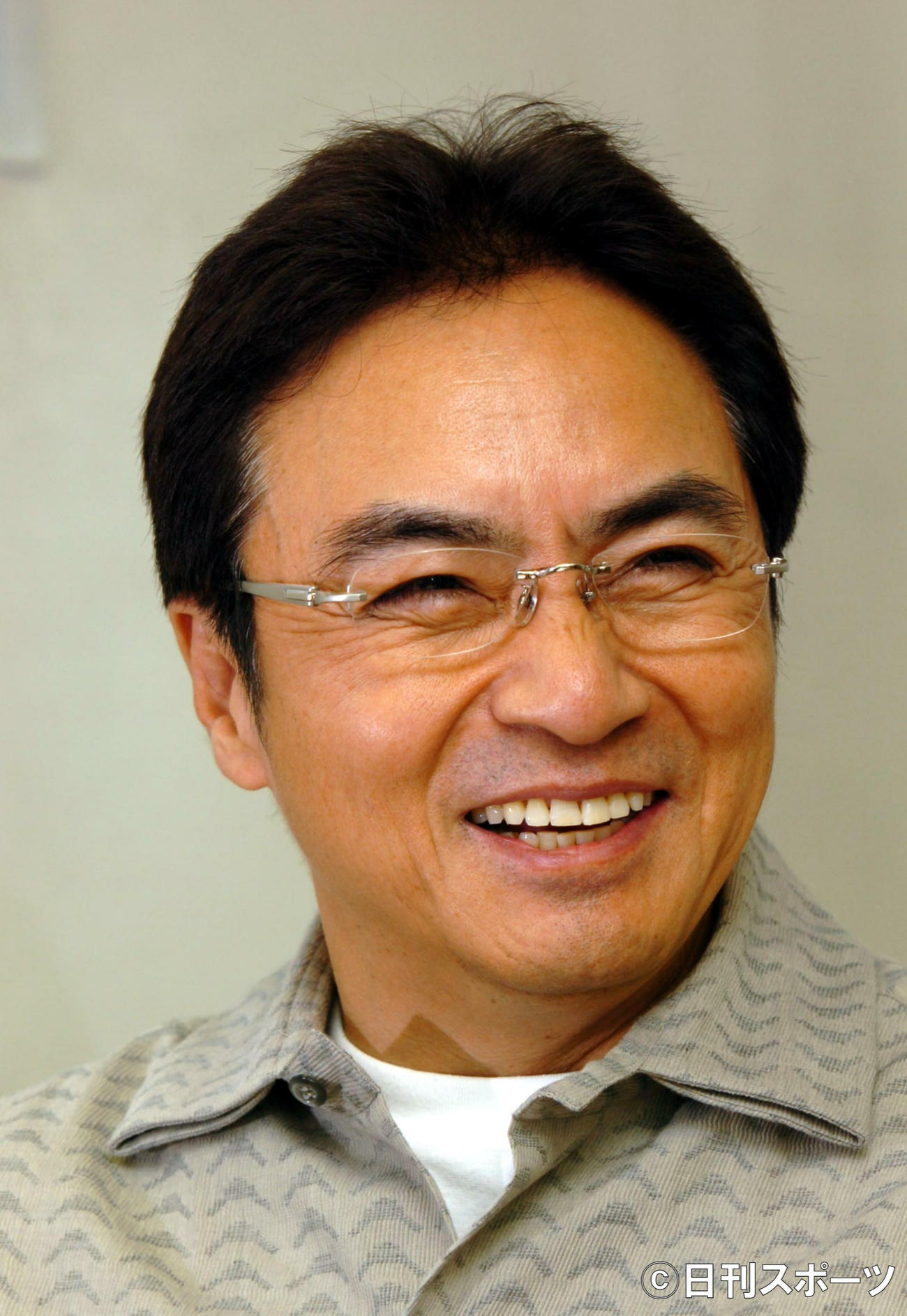 06年9月、インタビューで笑顔を見せる西郷輝彦さん