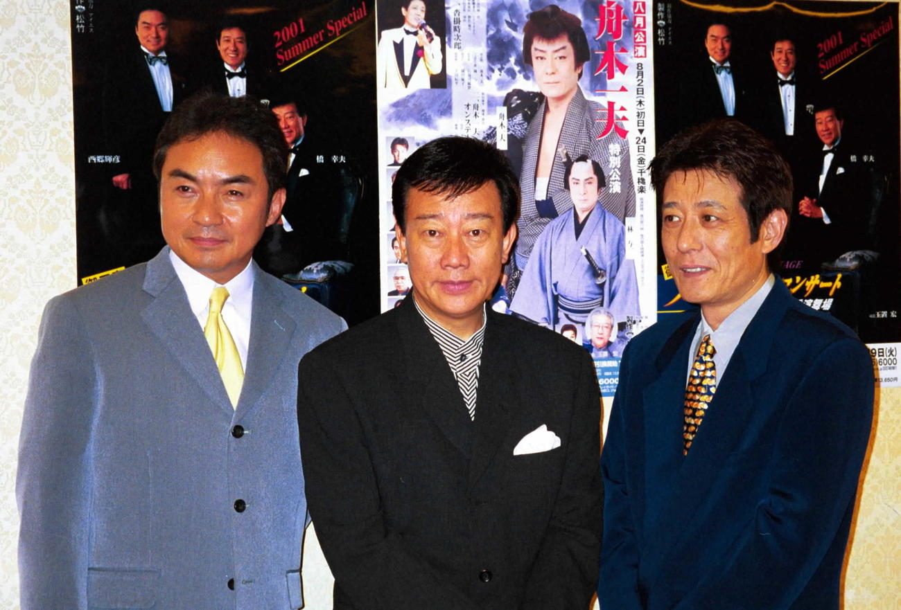 舟木一夫（右）の公演にゲスト出演する西郷輝彦（左）橋幸夫（01年8月撮影）