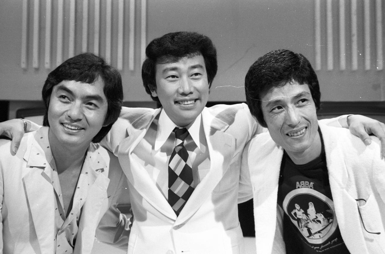 肩を組み笑顔を見せる元祖御三家。左から西郷輝彦さん、橋幸夫、舟木一夫（80年6月撮影）