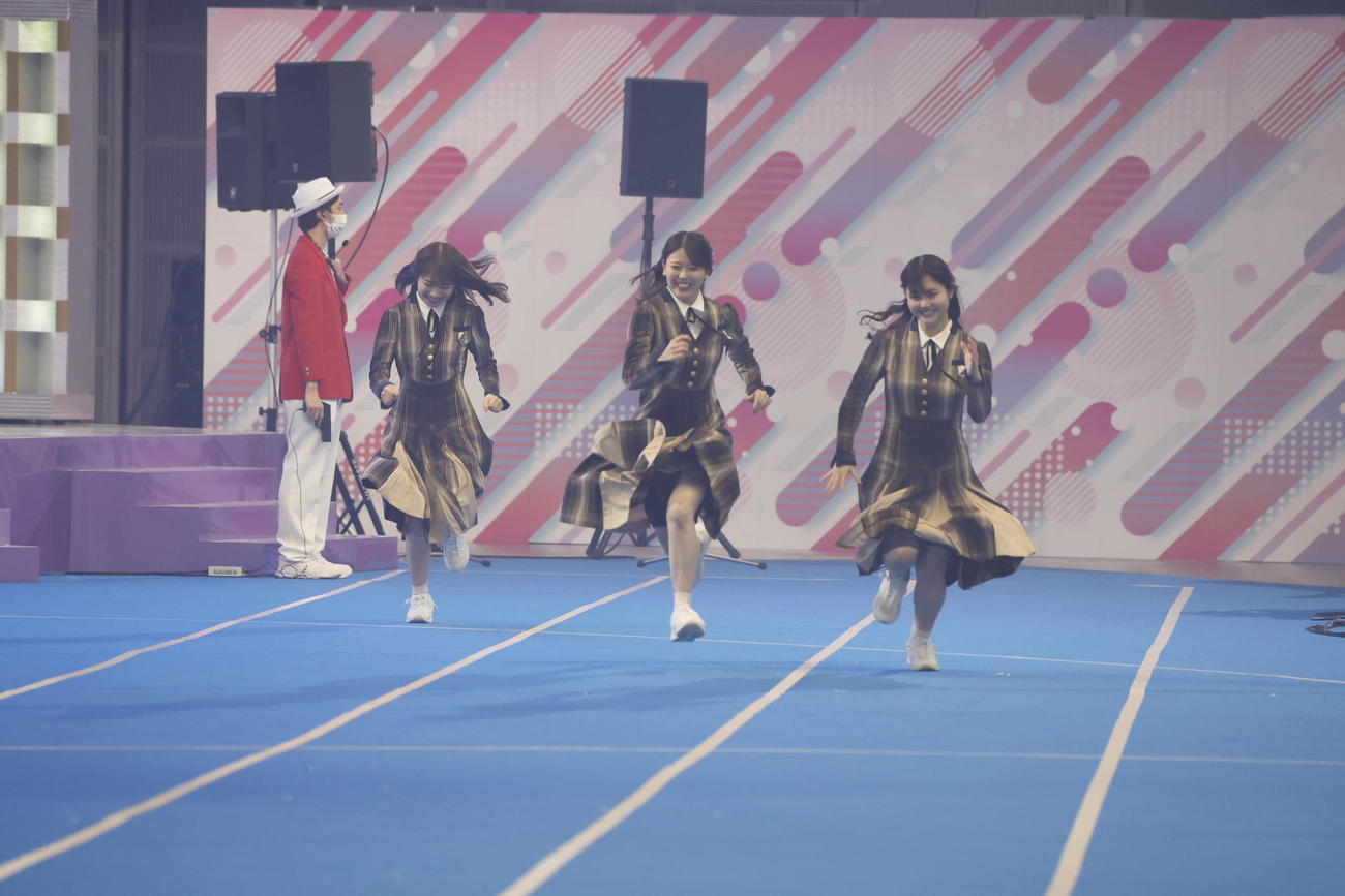 「乃木坂46時間TV」のオープニングで、50メートル走に挑戦するメンバー。左から秋元真夏、岩本蓮加、伊藤理々杏