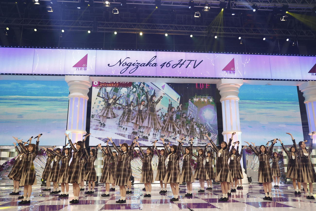 「乃木坂46時間TV」のオープニングライブでパフォーマンスするメンバー