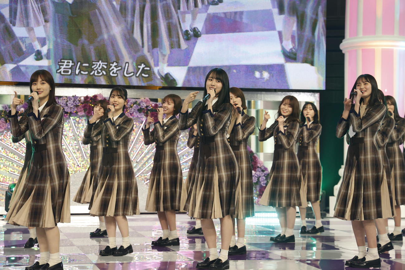 「乃木坂46時間TV」のオープニングライブでパフォーマンスするメンバー