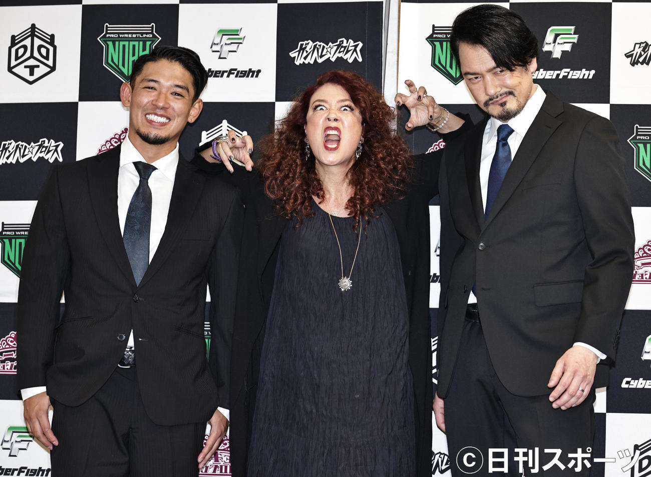 引退試合で3人タッグを組む、左から彰人、LiLiCo、夫で純烈の小田井涼平（2022年2月11日）