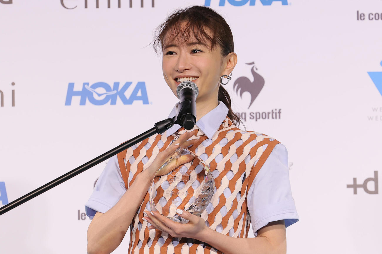 「スニーカーベストドレッサー賞　2022」を受賞した、松本まりか