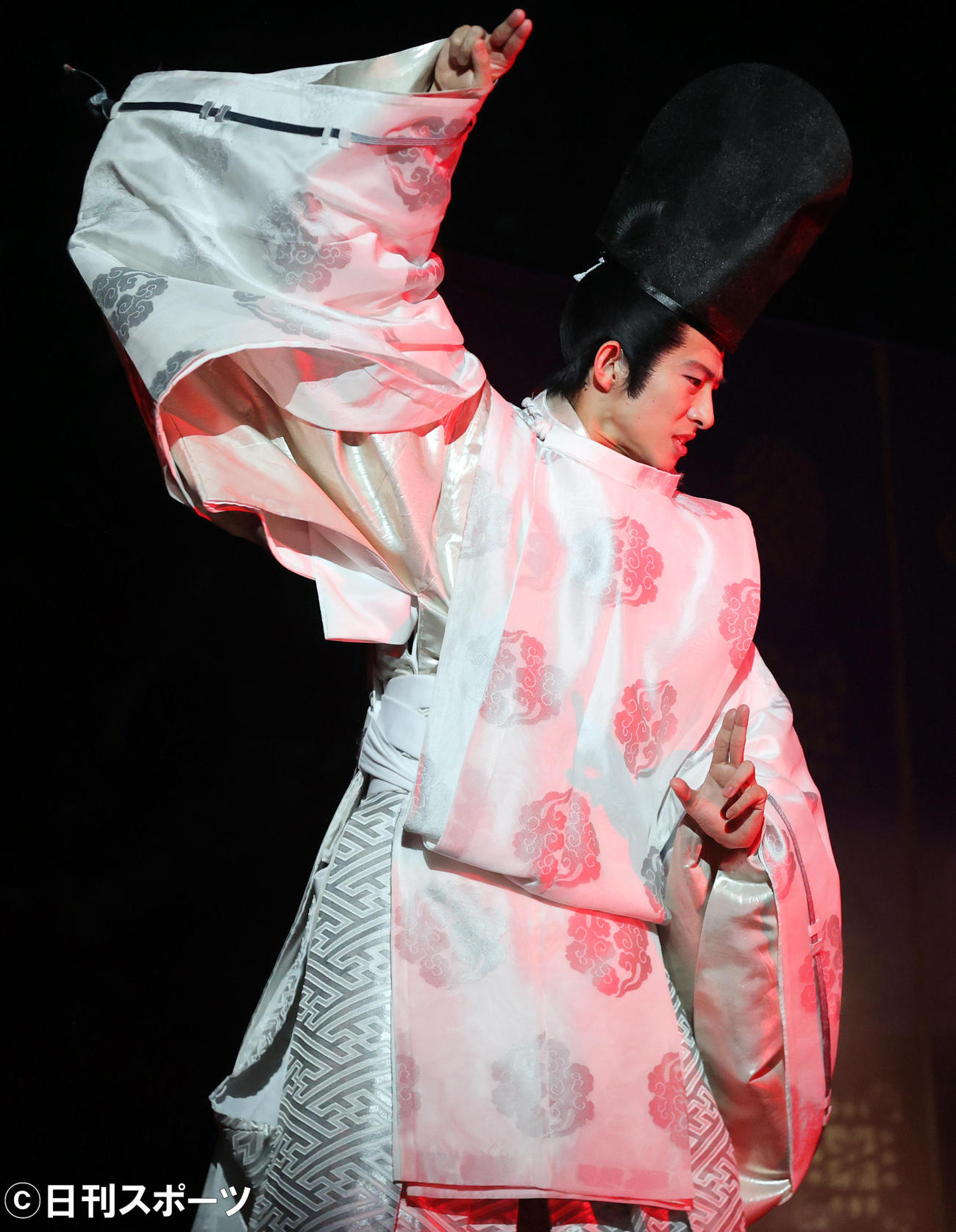 舞台「陰陽師」のフォトコールで熱演する三宅健（撮影・浅見桂子）