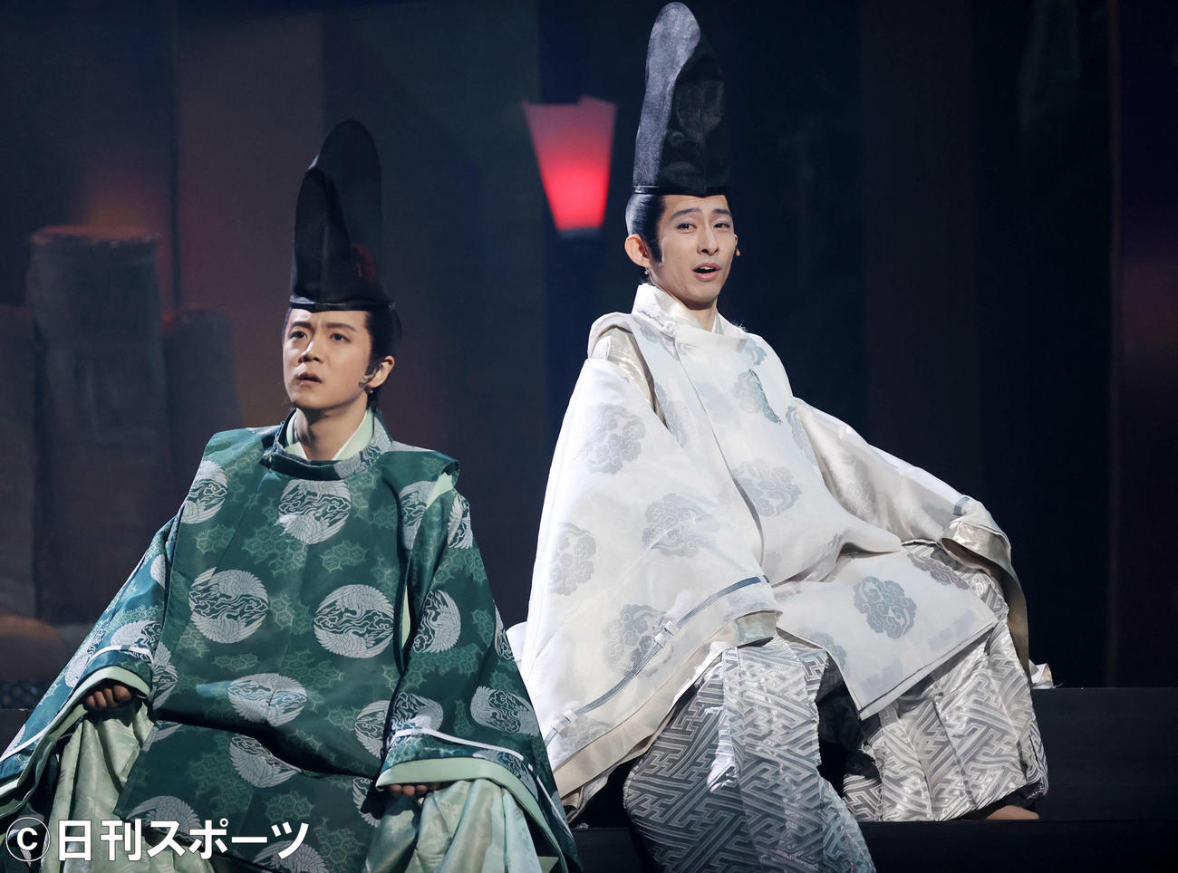 舞台「陰陽師」のフォトコールで熱演する三宅健（右）と林翔太（撮影・浅見桂子）