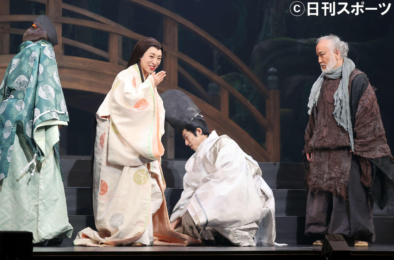 舞台「陰陽師」前日前会見での記念撮影前、裾が乱れた音月桂（左から2人目）の裾を直す三宅健（右から2人目）。左は林翔太、右は木場勝己（撮影・浅見桂子）