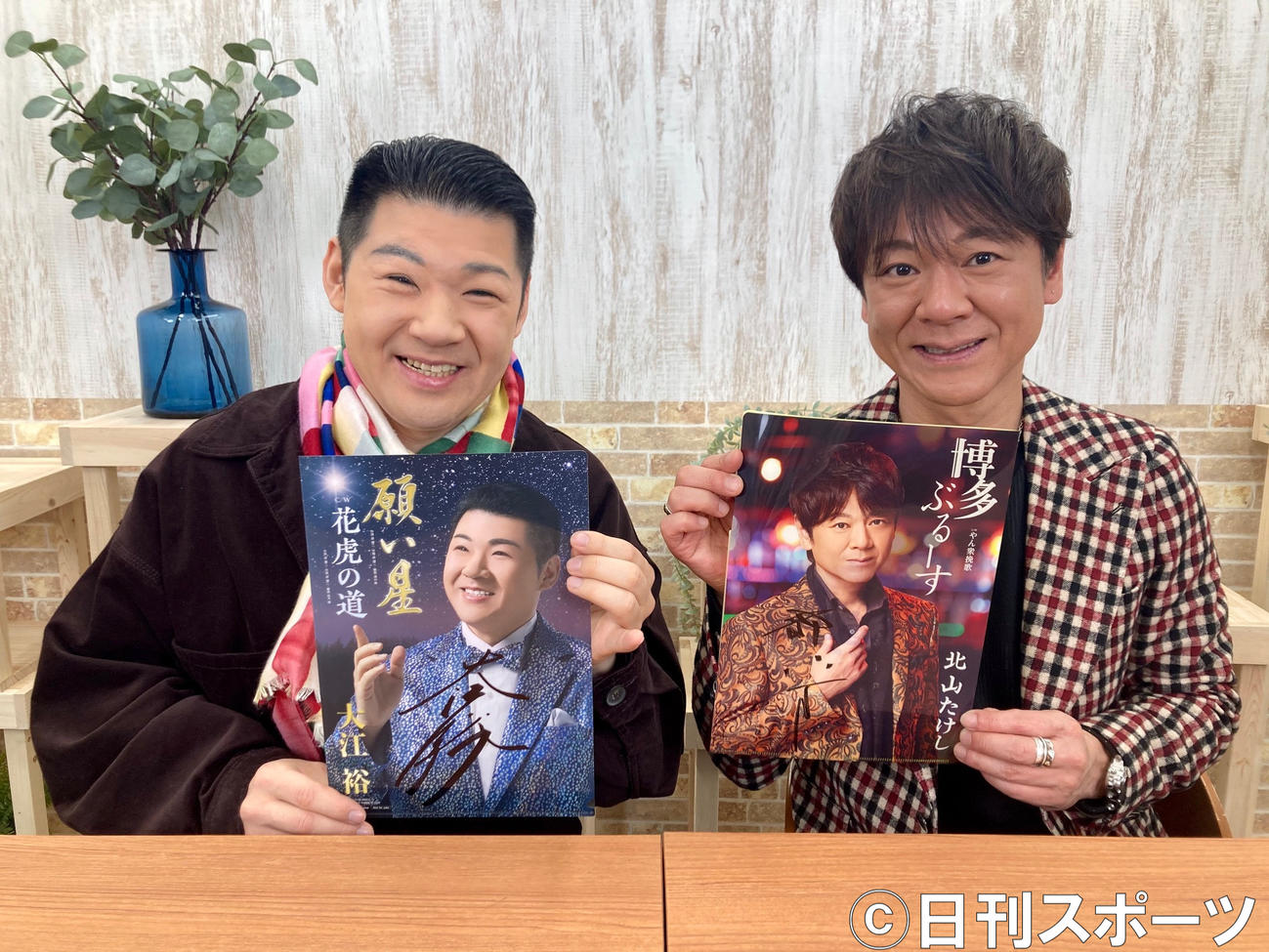 ネットサイン会を行った北山たけし（右）大江裕