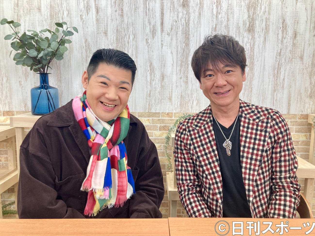 ネットサイン会を行った北山たけし（右）大江裕