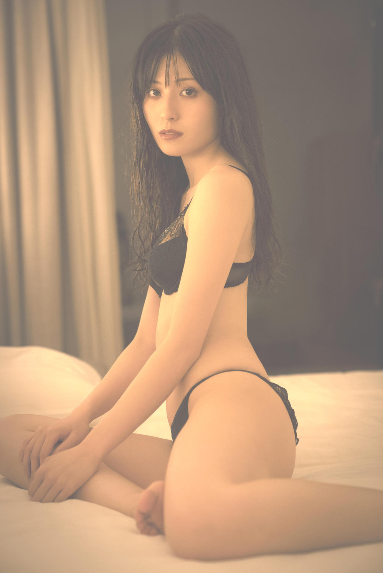吉井美優写真集「Momentary」のランジェリーカット（C）中村和孝／小学館