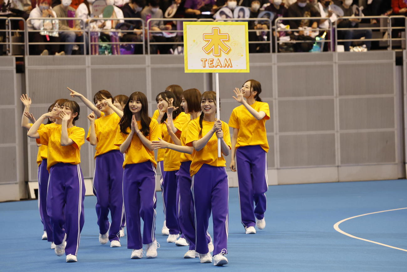 「乃木坂46時間TV」の「大運動会」で入場する「木」チームの北野日奈子（手前中央右）ら