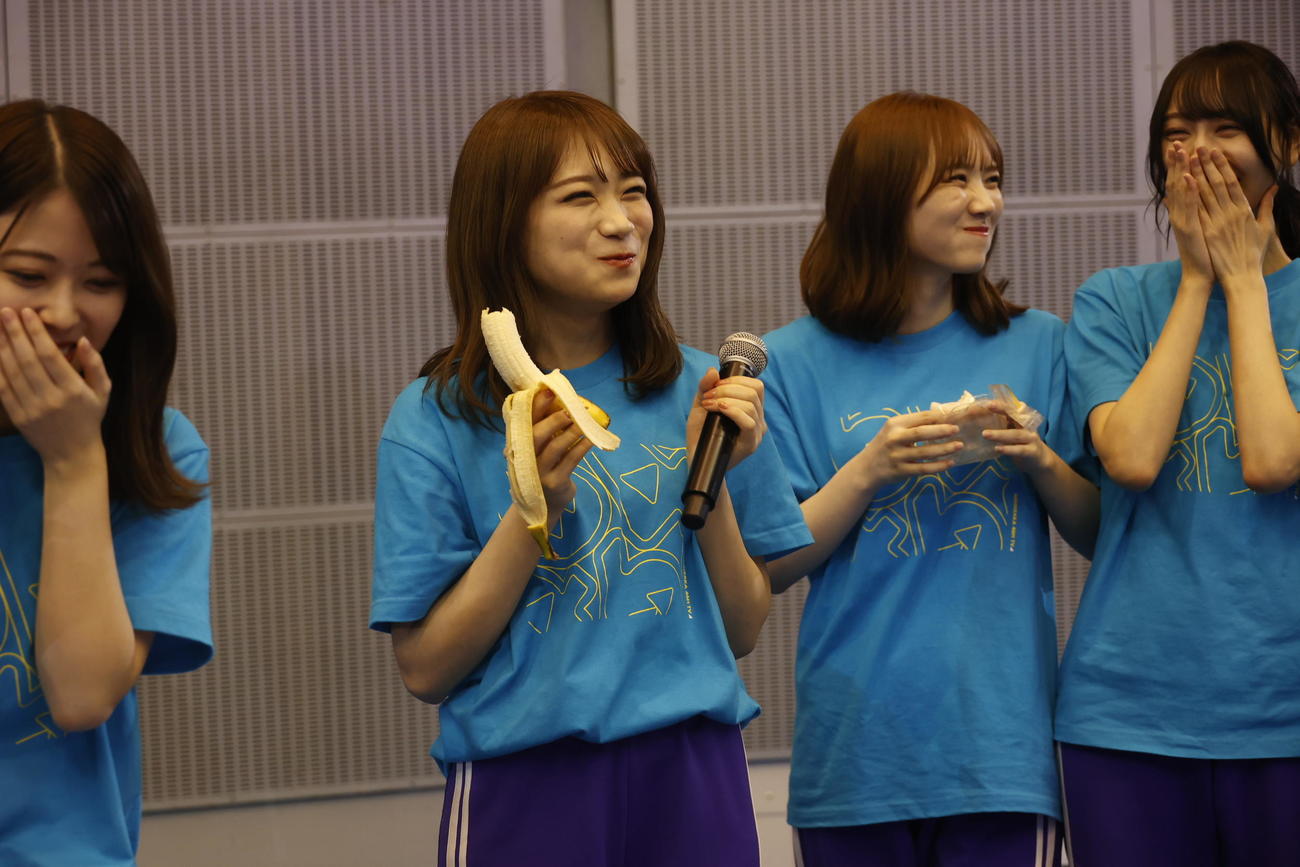 「乃木坂46時間TV　大運動会」の“もぐもぐタイム”で笑顔を見せるメンバーたち