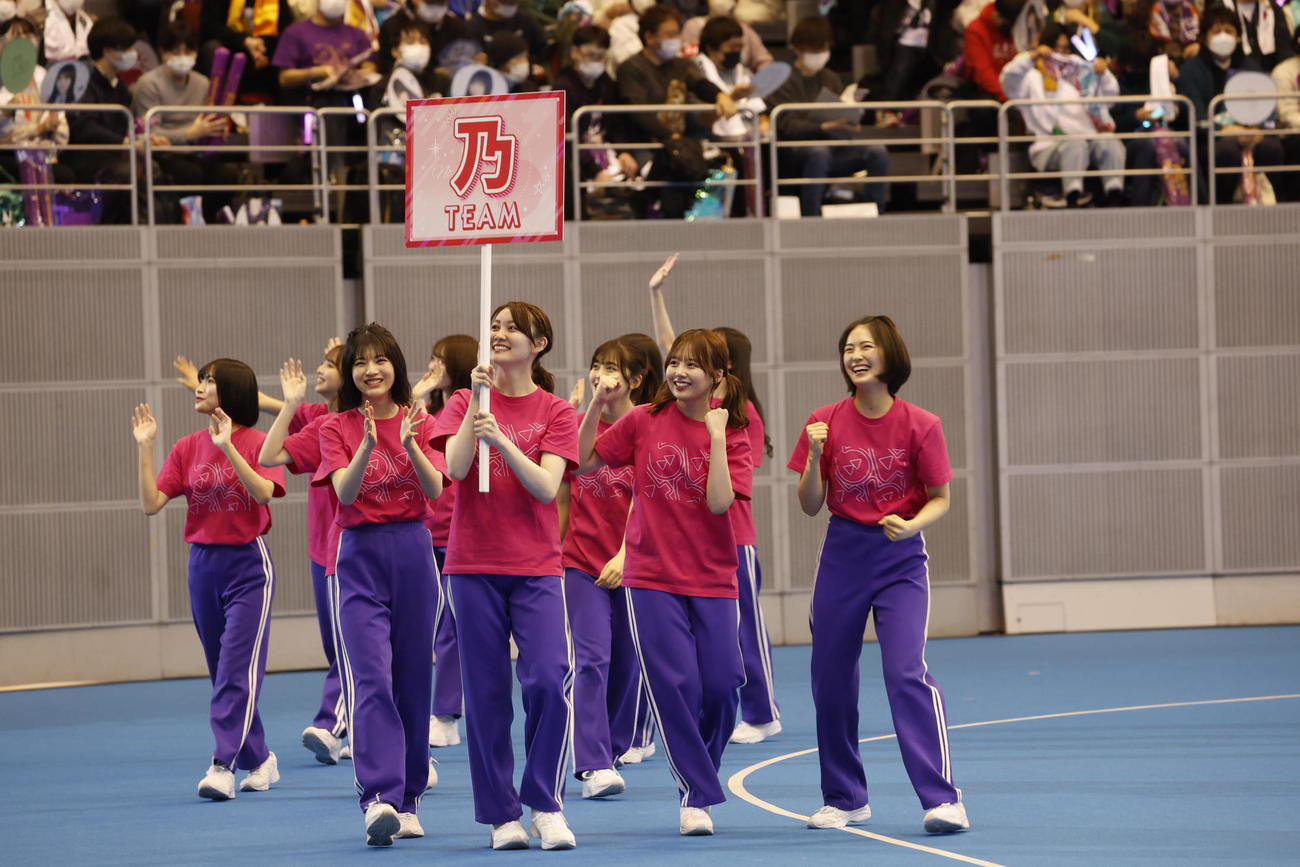 「乃木坂46時間TV」の「大運動会」で入場する「乃」チームの松尾美佑（手前中央）ら