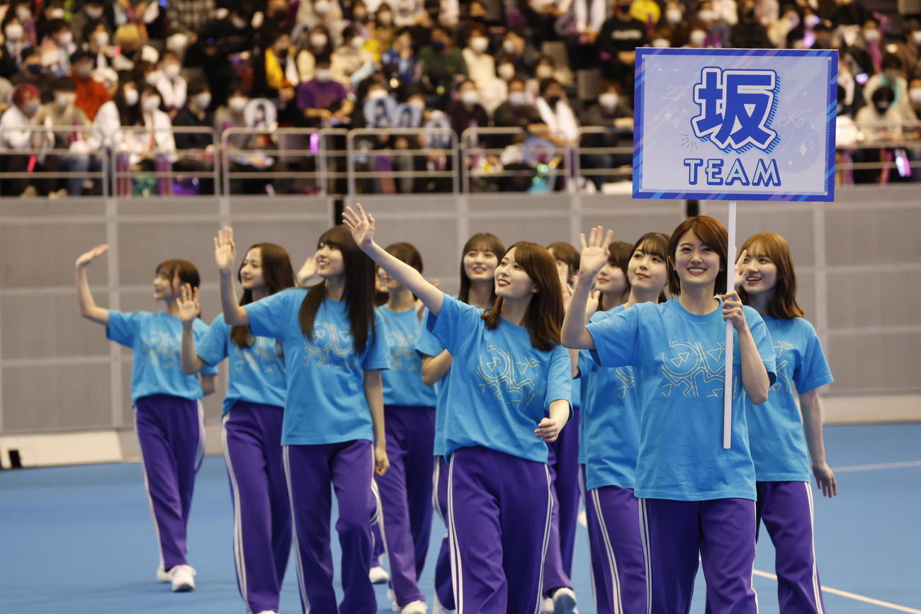 「乃木坂46時間TV」の「大運動会」で入場する「坂」チームの樋口日奈（手前右）ら