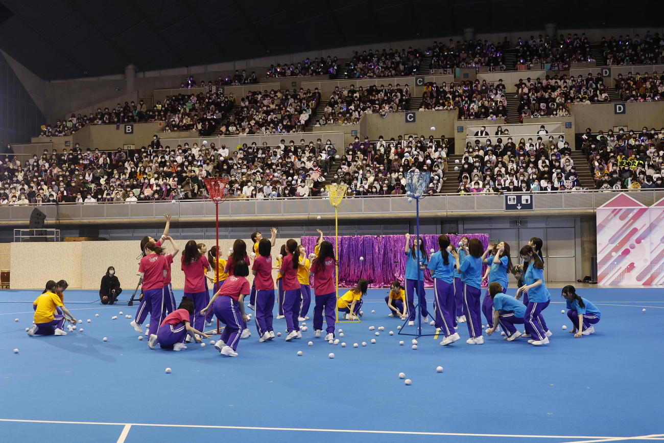 「乃木坂46時間TV」の「大運動会」で玉入れ対決をするメンバーたち