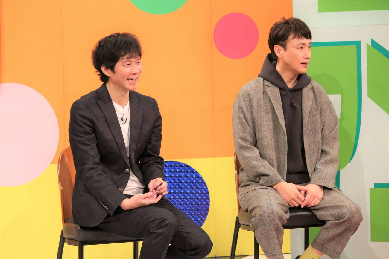 千葉テレビ「白黒アンジャッシュ」22日放送回の収録を行うアンジャッシュ渡部建（左）と児嶋一哉（C）チバテレ
