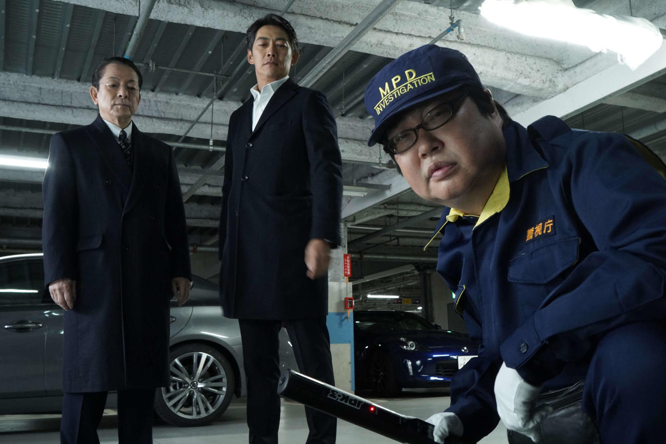 テレビ朝日系ドラマ「相棒season20」に出演する、左から水谷豊、反町隆史、六角精児