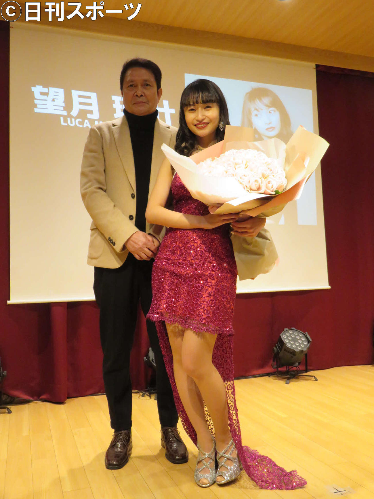 望月琉叶（右）の新曲発売イベントに駆けつけた浜圭介氏