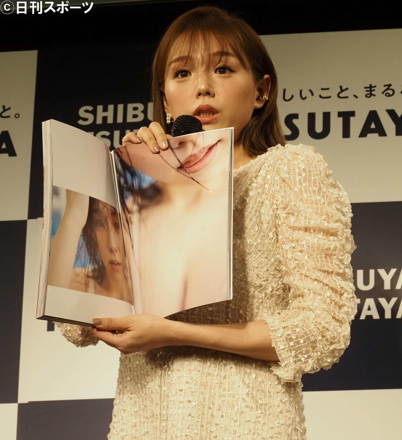 お気に入りカットについて話す篠崎愛（撮影・遠藤尚子）