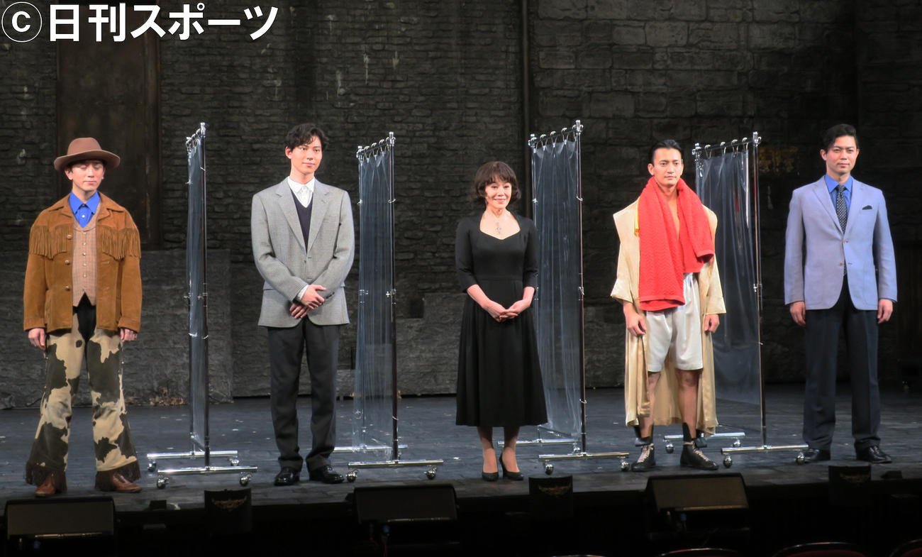 主演舞台「ピアフ」の通し稽古で意気込みを語る出演者たち。左から竹内將人、山崎大輝、大竹しのぶ、中河内雅貴、上原理生