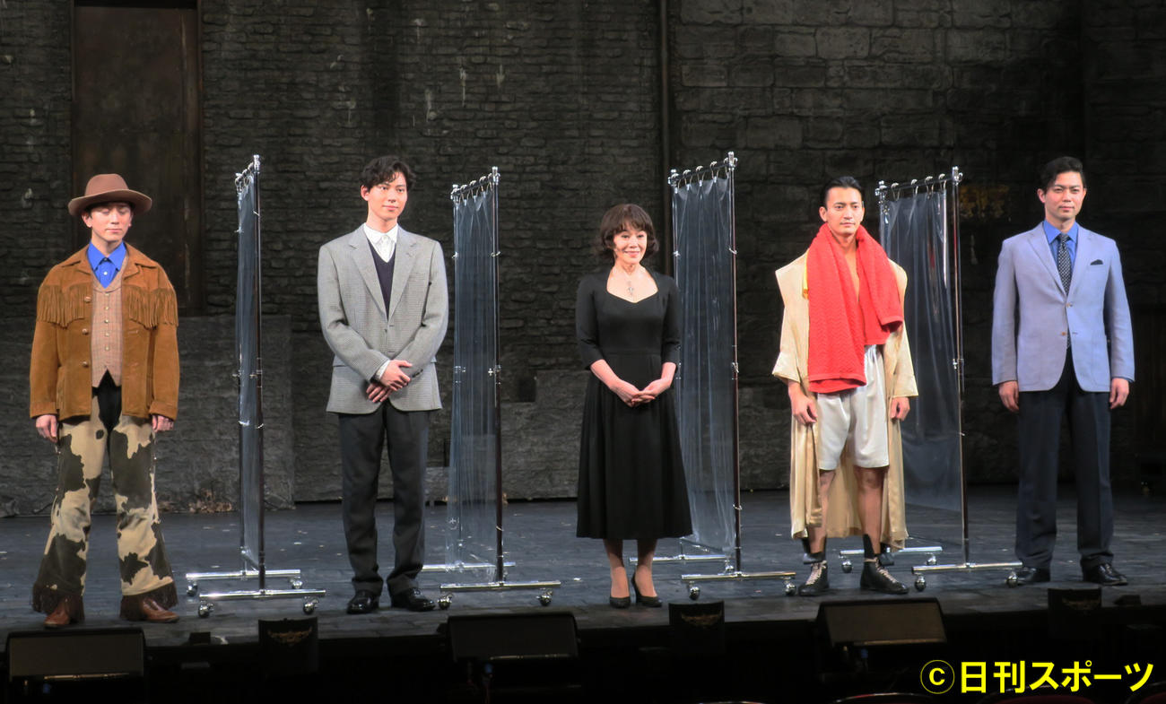 主演舞台「ピアフ」の通し稽古で意気込みを語る出演者たち。左から竹内將人、山崎大輝、大竹しのぶ、中河内雅貴、上原理生