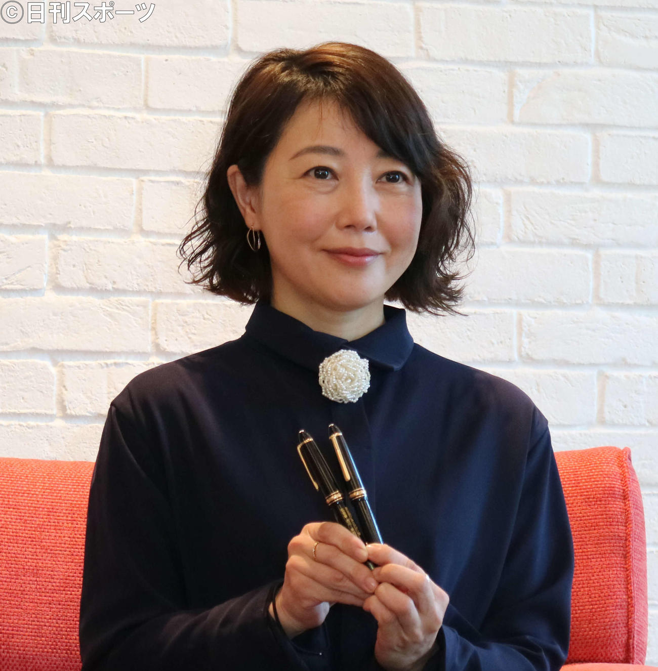 監督賞の西川美和監督は過去2回の受賞で贈られた万年筆を手に笑顔（撮影・小林千穂）