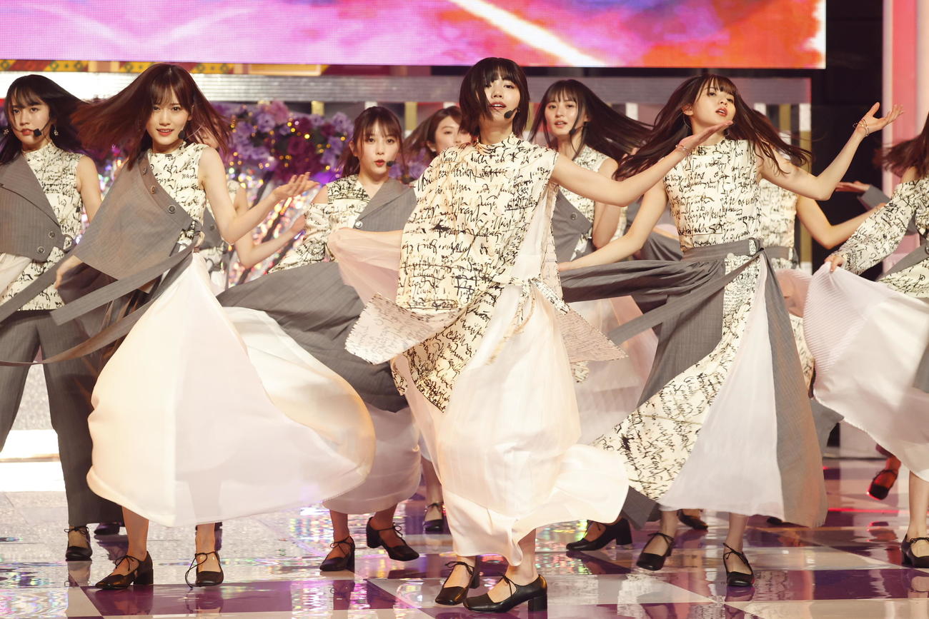 新曲「Actually…」を初披露する乃木坂46。前列左から山下美月、中西アルノ、齋藤飛鳥