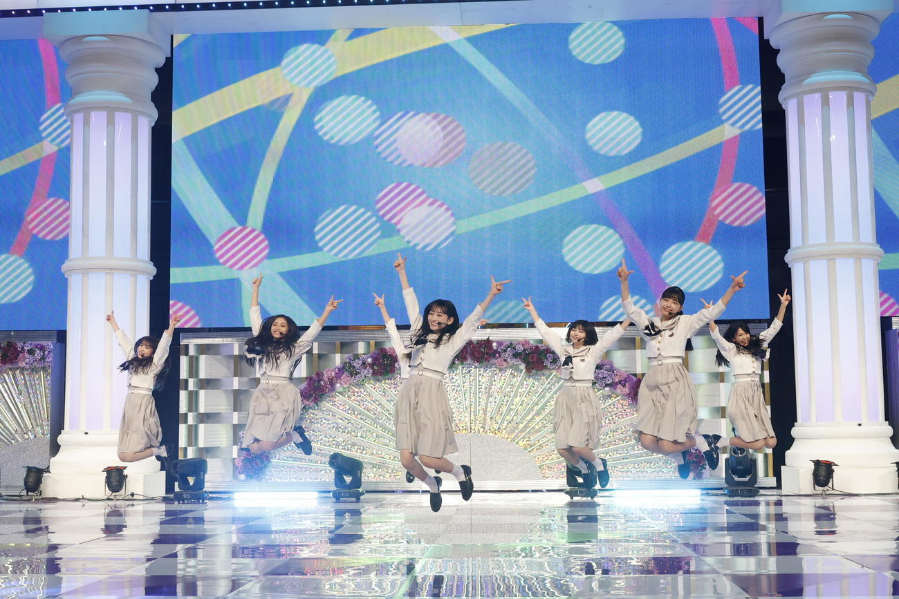 「お見立て会」で乃木坂46に新加入した5期生が「ガールズルール」を披露した