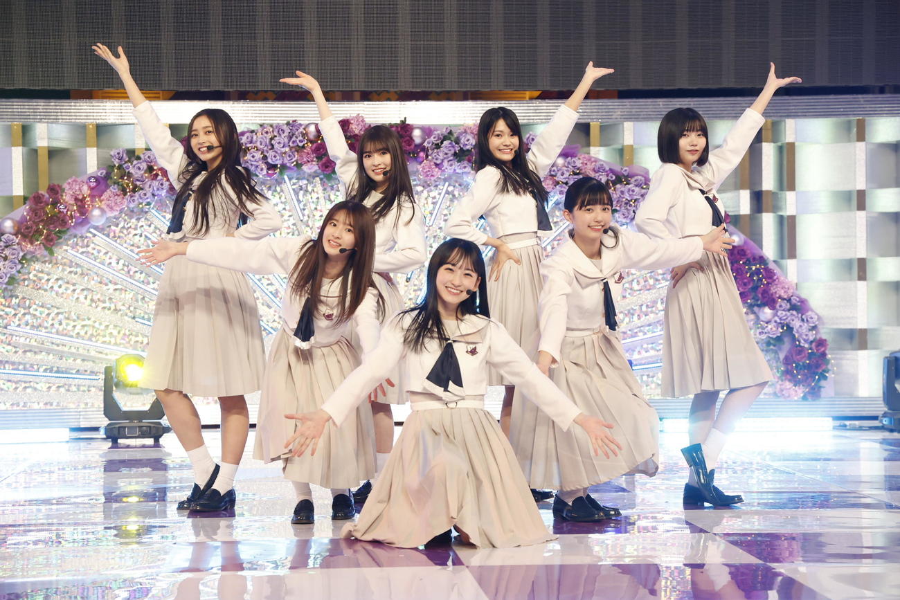 「お見立て会」で乃木坂46に新加入した5期生が「ガールズルール」を披露した。前列中央は一ノ瀬美空