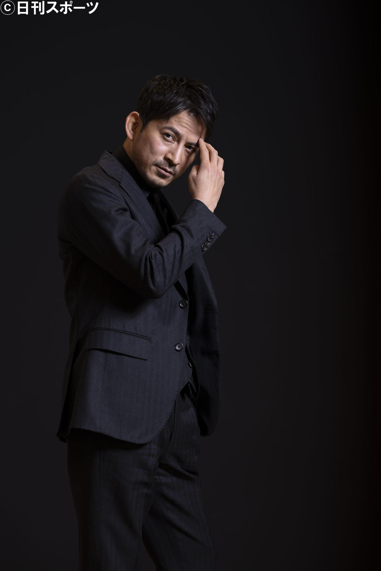 主演男優賞を受賞した岡田准一は、映画「ファブル」で見せたポーズを渋めに披露してくれた（撮影・垰建太）