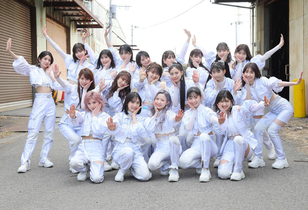 テレビ東京系「テレ東音楽祭2022春」で最新シングルの新衣装を披露したAKB48。前列左から岡田奈々、小栗有以、本田仁美、山内瑞葵、村山彩希、中列左から岡部麟、向井地美音、倉野尾成美、下尾みう、千葉恵里、柏木由紀、後列左から大西桃香、浅井七海、福岡聖菜、小田えりな、坂口渚沙、田口愛佳、武藤十夢、大盛真歩、谷口めぐ（Ｃ）AKB48