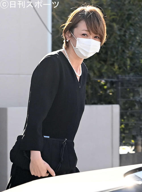 西郷輝彦さんの葬儀に駆けつけた辺見えみり(撮影・たえ見朱実)