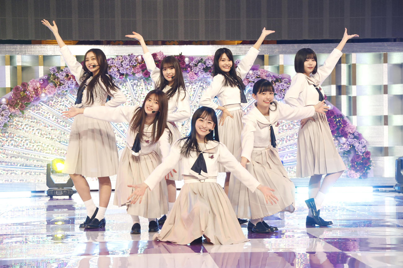 「お見立て会」で乃木坂46に新加入した5期生が「ガールズルール」を披露した