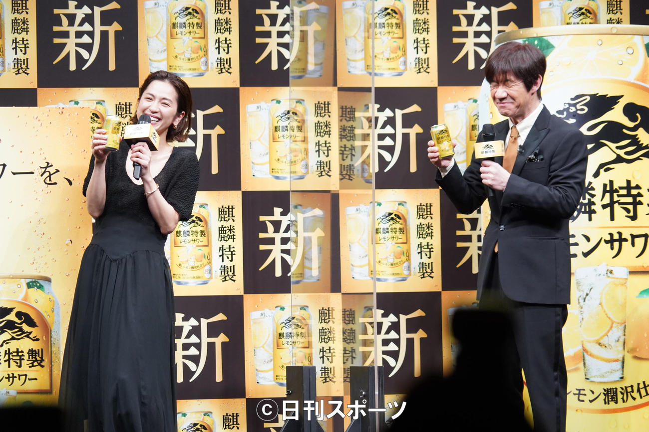 「麒麟特製　レモンサワー」新発売発表会に出席した中村アンとお笑いコンビ、ウッチャンナンチャン内村光良（撮影・佐藤成）