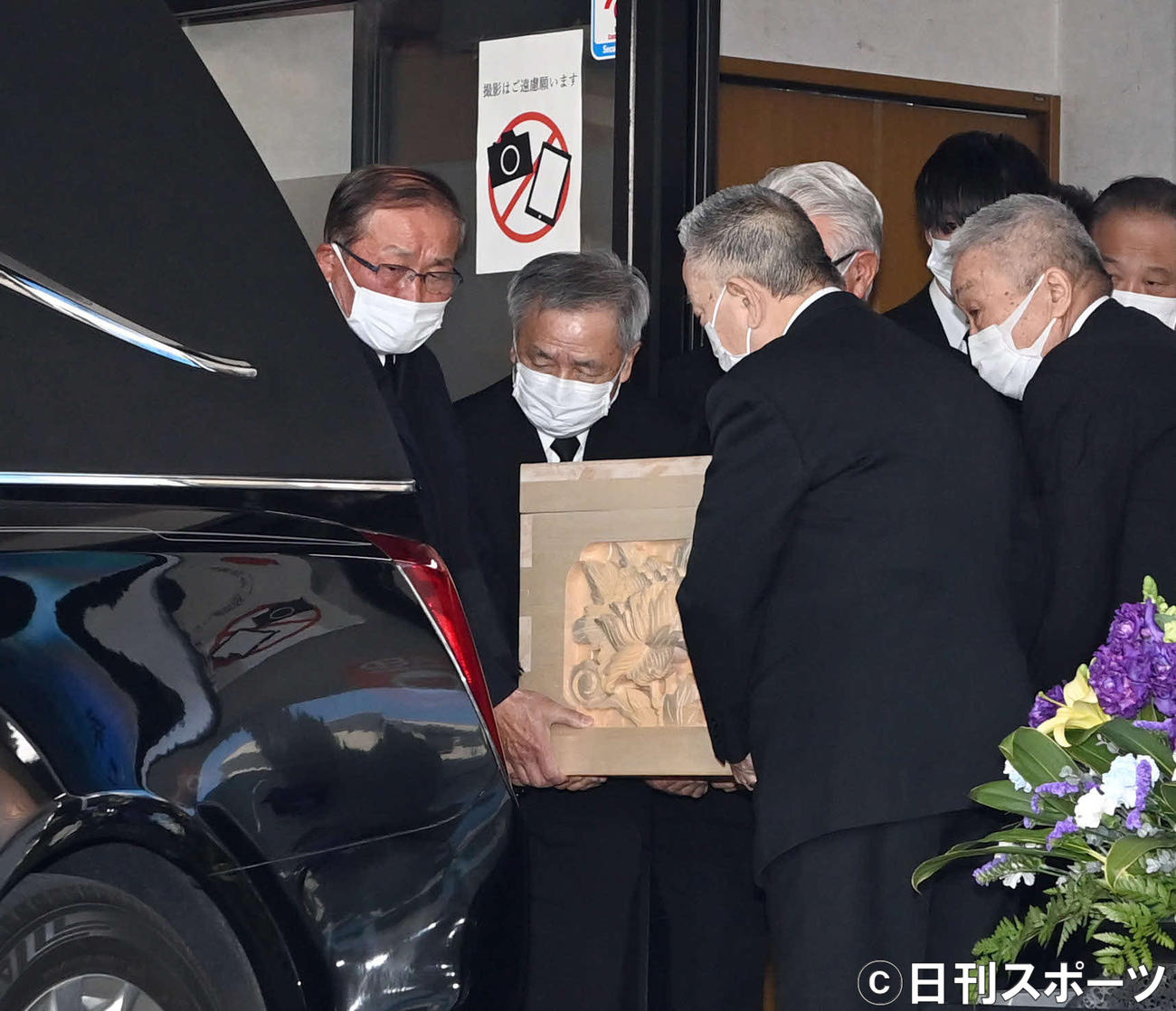 出棺される西郷輝彦さんのご遺体（撮影・たえ見朱実）