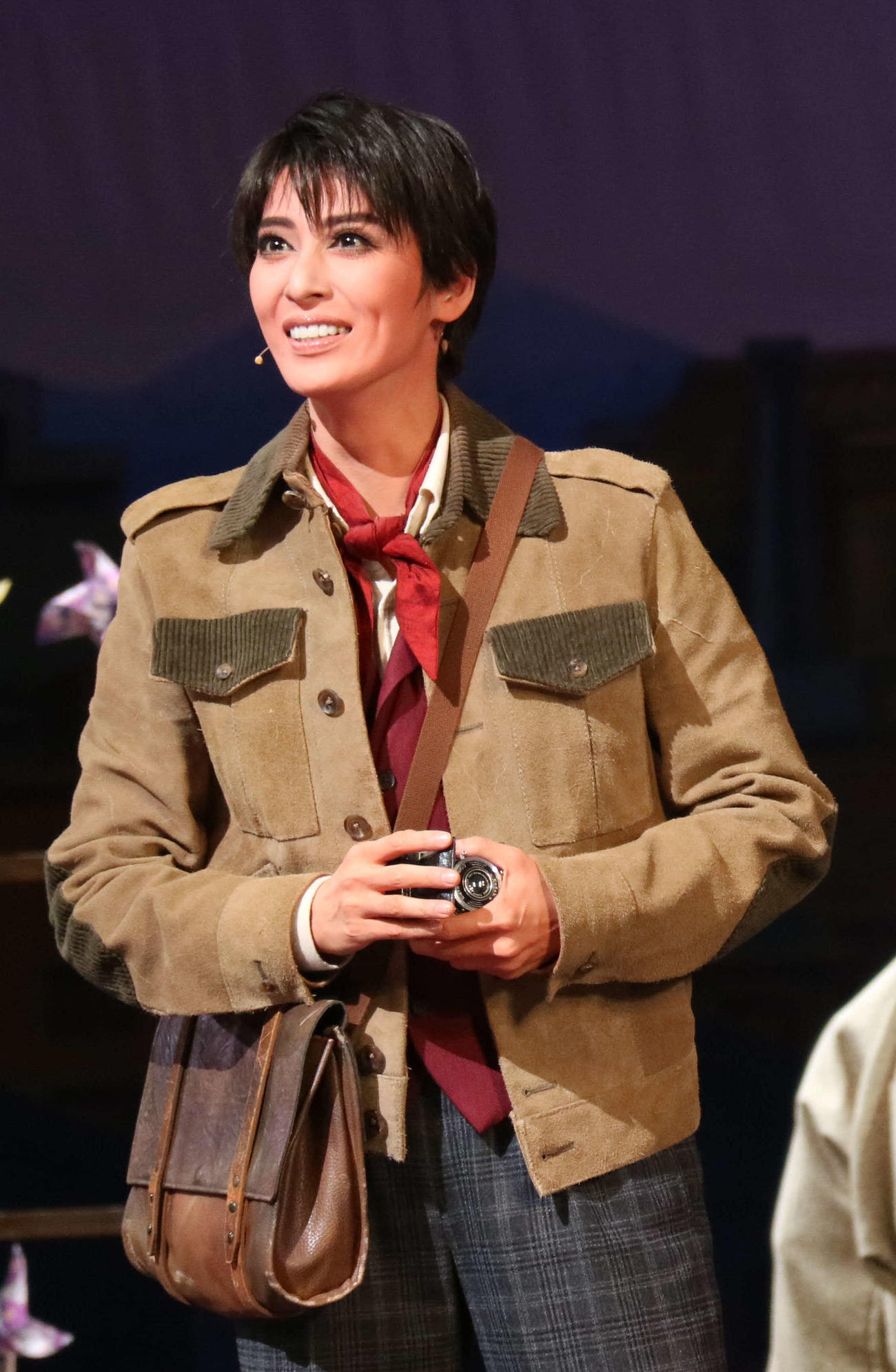 宝塚歌劇団月組「今夜、ロマンス劇場で」で助監督を演じるトップ月城かなと