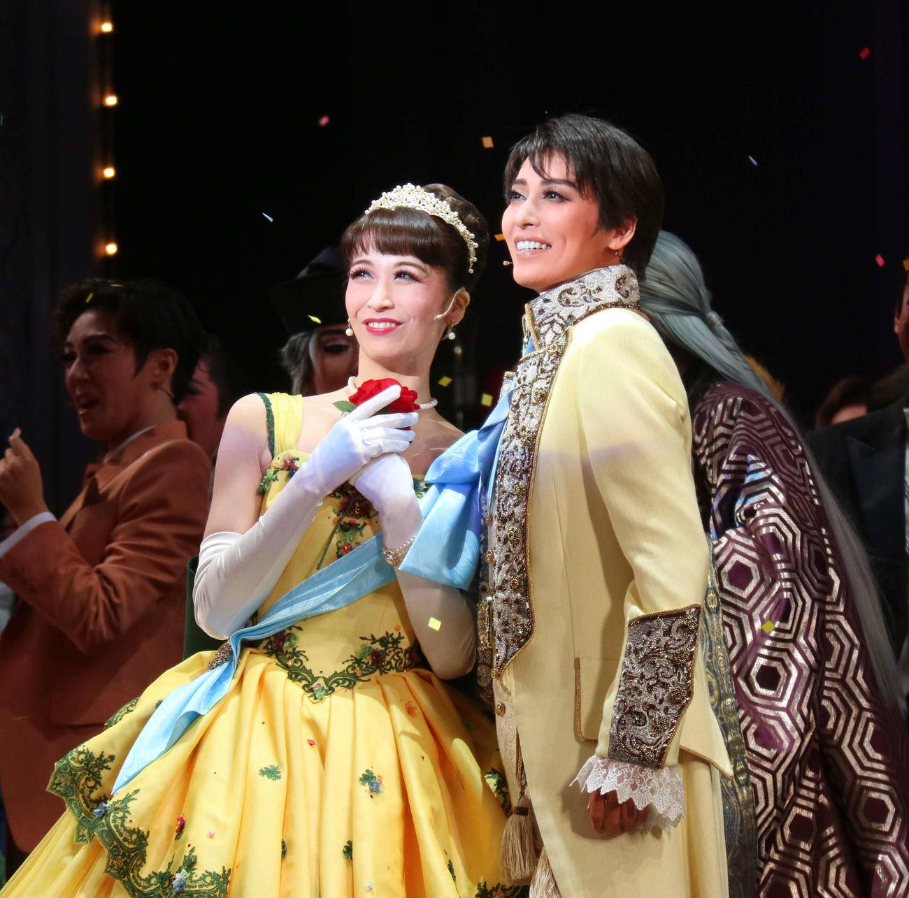 宝塚歌劇団月組公演「今夜、ロマンス劇場で」に出演する海乃美月（左）、月城かなと