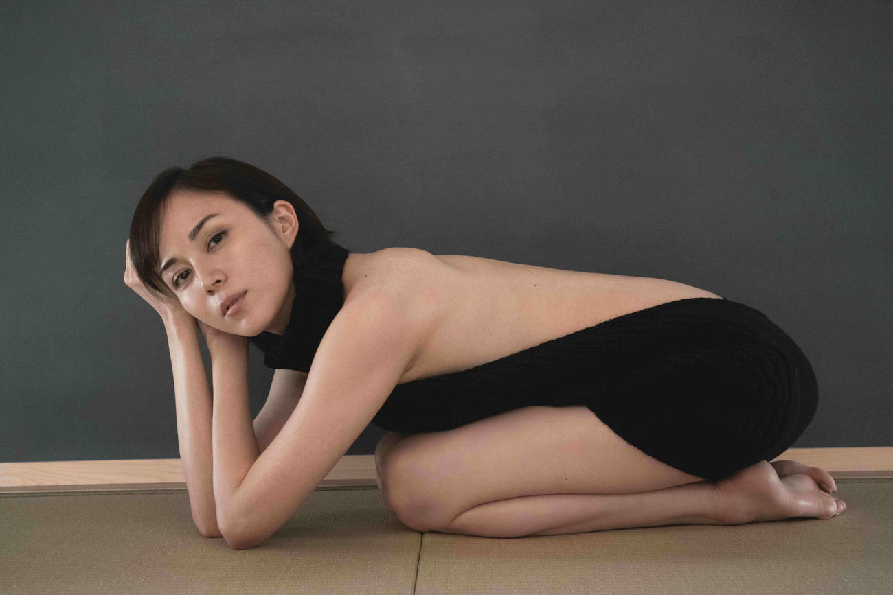 比嘉愛未の写真集「本心」より（C）藤代冥砂／集英社　プロデュース／清川あさみ
