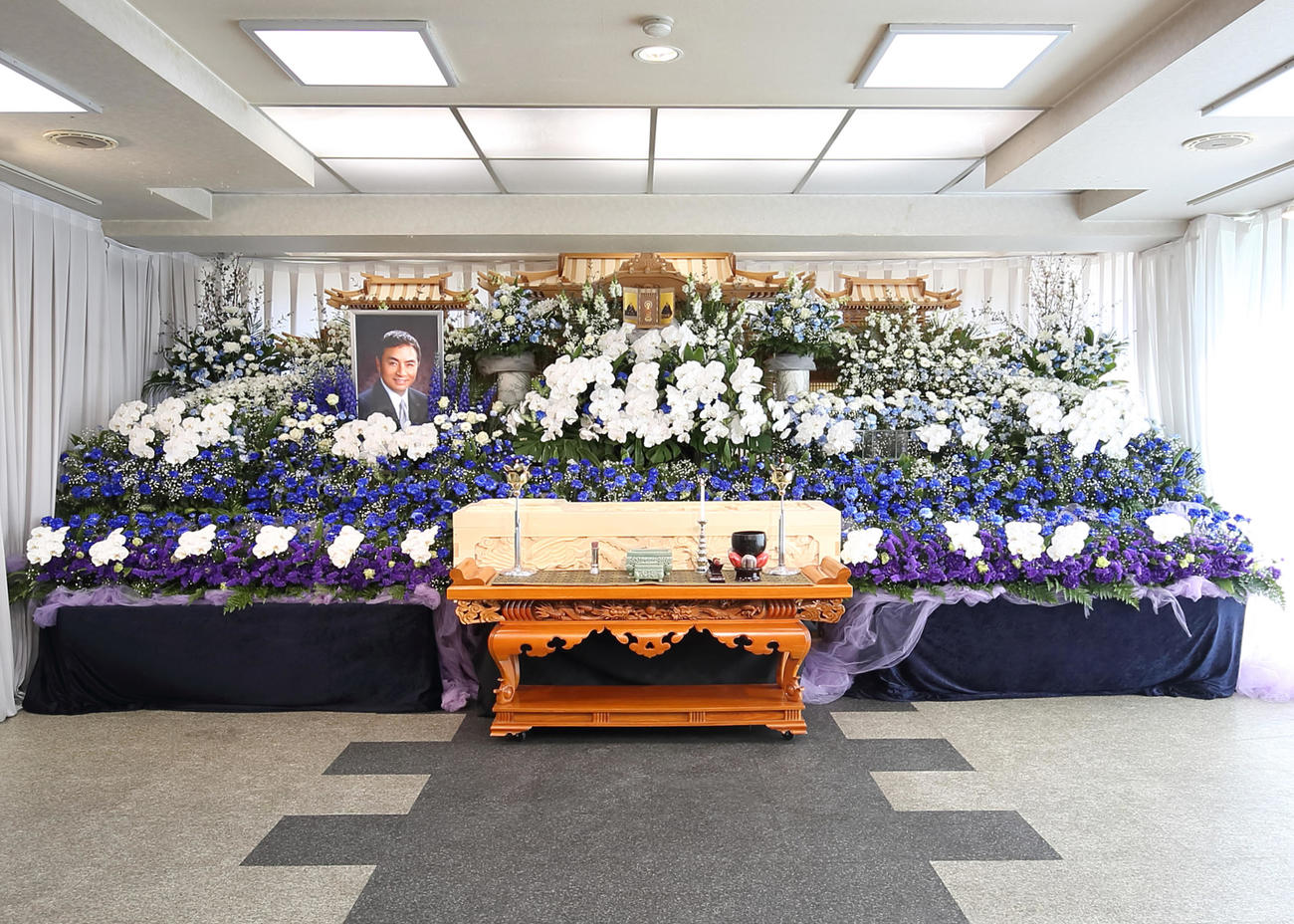 都内で葬儀が営まれた西郷輝彦さんの祭壇（サンミュージック提供）