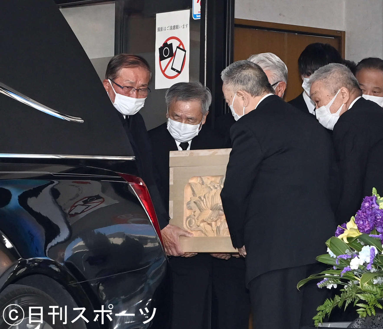 霊きゅう車に運ばれる西郷輝彦さんのひつぎ（撮影・たえ見朱実）
