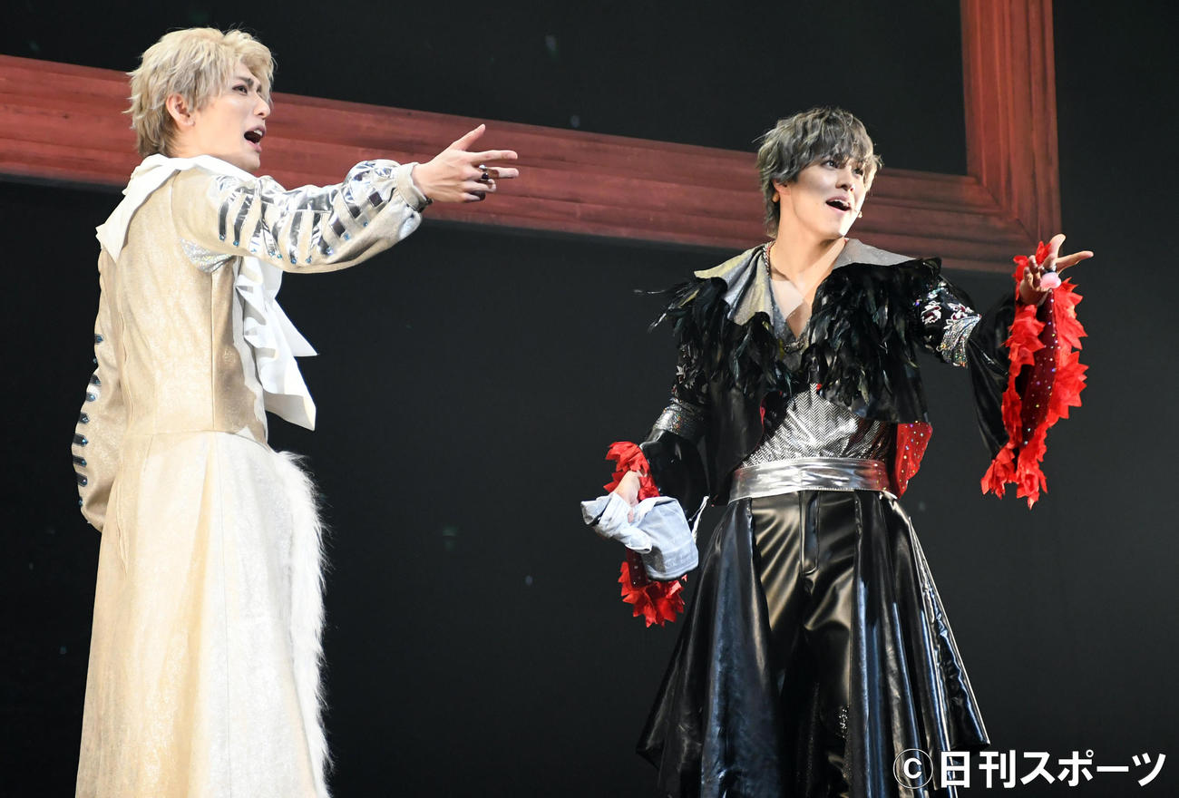 ミュージカル「天使について～堕落天使編～」公開ゲネプロで歌う鍵本輝（左）とRIKU（撮影・大友陽平）