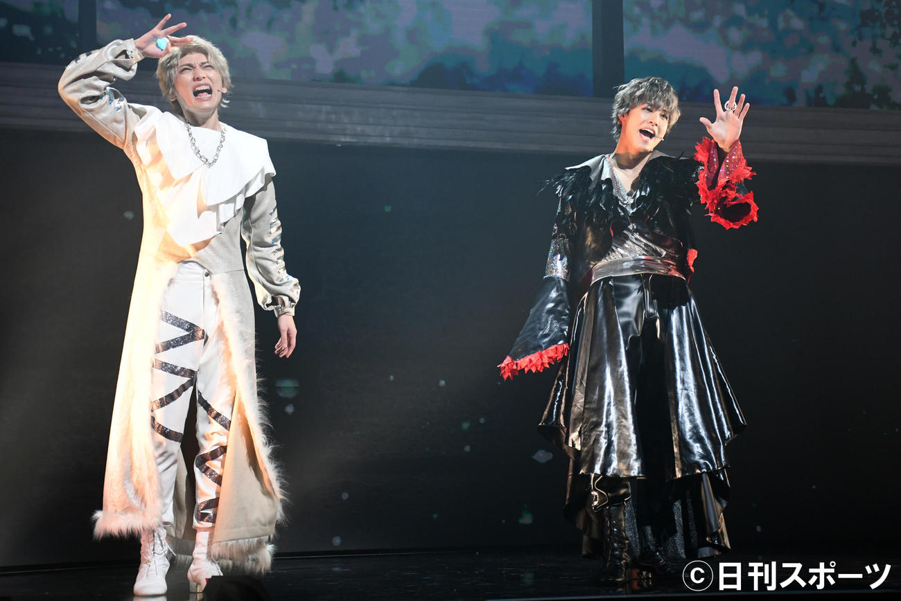 ミュージカル「天使について～堕落天使編～」公開ゲネプロで歌う鍵本輝（左）とRIKU（撮影・大友陽平）
