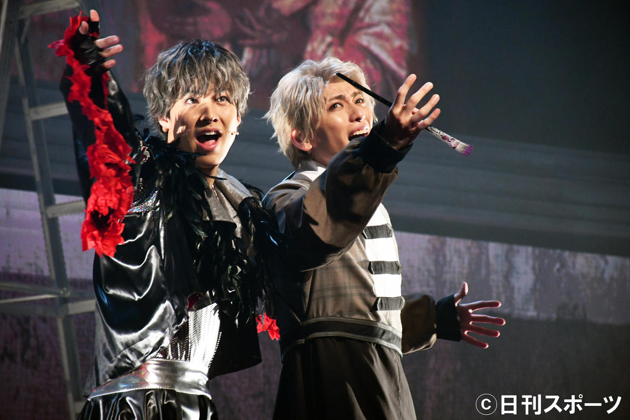 ミュージカル「天使について～堕落天使編～」公開ゲネプロで歌うRIKU（左）と鍵本輝（撮影・大友陽平）