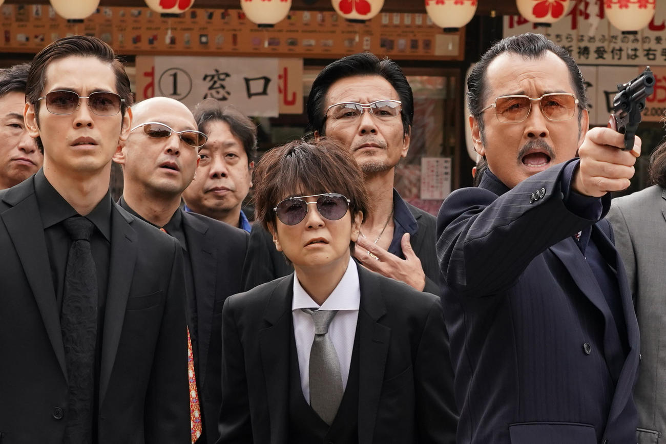 映画「極主夫道　ザ・シネマ」に出演する、前列左から猪塚健太、藤田朋子、吉田鋼太郎(C)2022「極主夫道ザ・シネマ」製作委員会