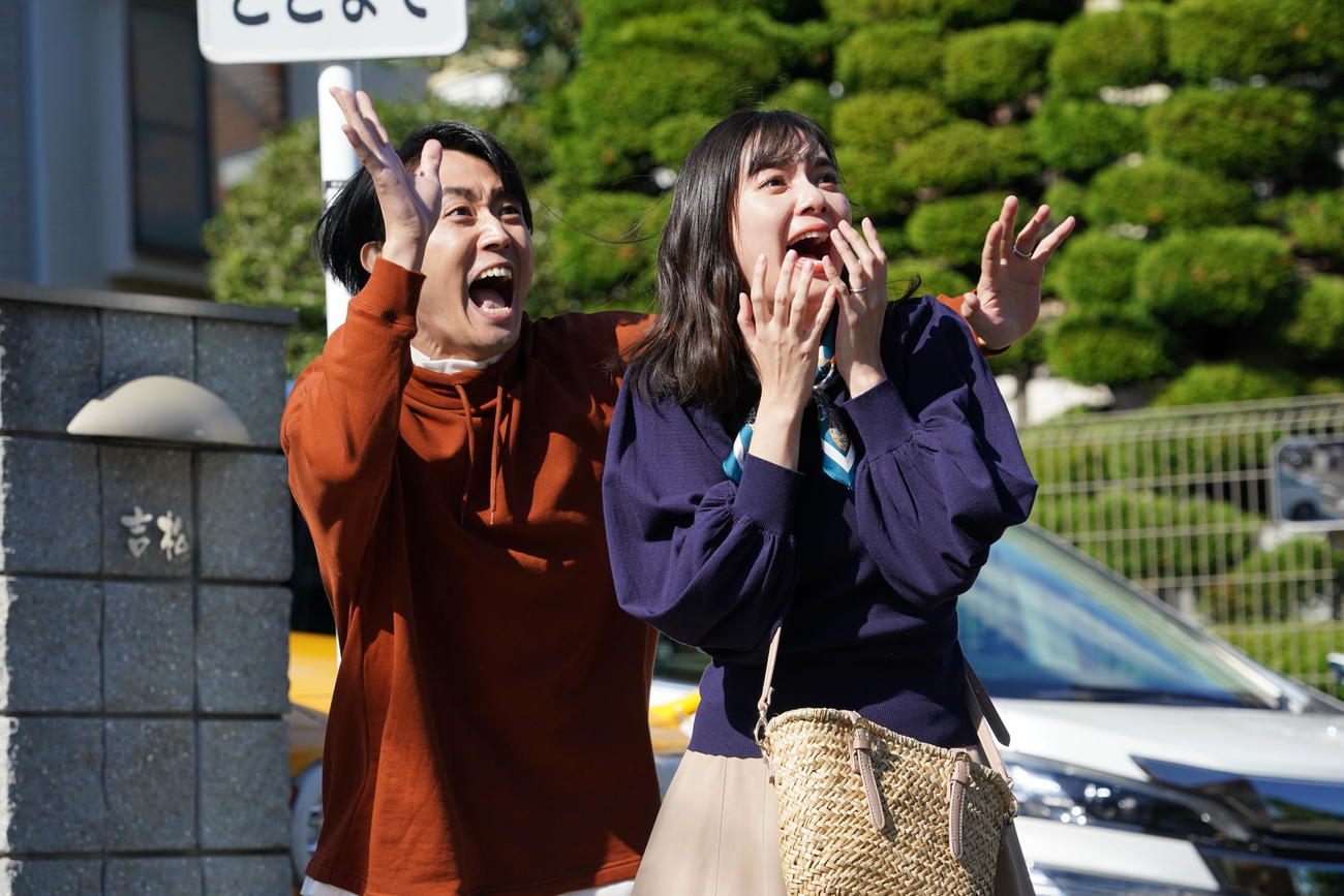 映画「極主夫道　ザ・シネマ」に出演する渡辺邦斗と新川優愛(C)2022「極主夫道ザ・シネマ」製作委員会