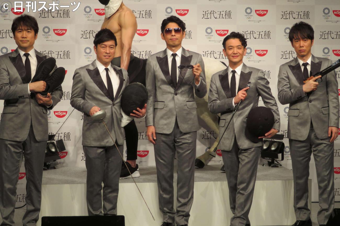 左からゴスペラーズの酒井雄二、黒沢薫、村上てつや、安岡優、北山陽一（撮影・遠藤尚子）