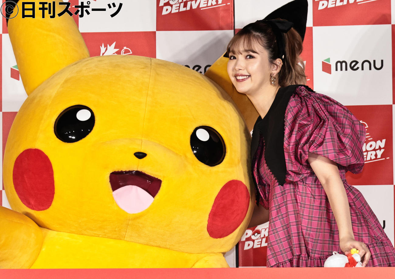 フードデリバリーサービスのイベントに参加した藤田ニコル（右）とピカチュウ（撮影・中島郁夫）