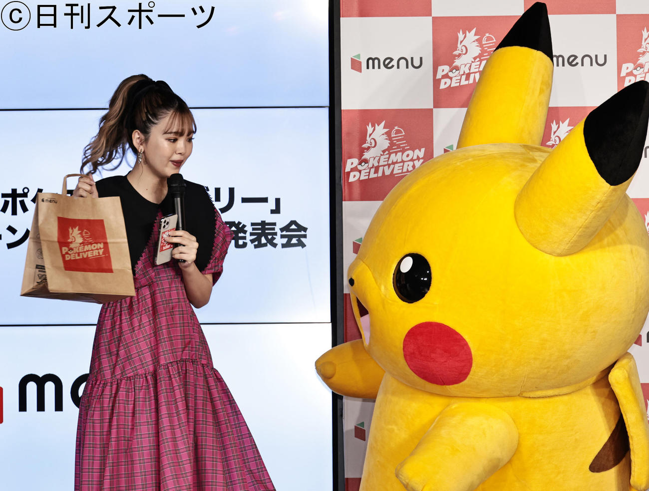 フードデリバリーサービスのイベントに参加した藤田ニコル（左）とピカチュウ（撮影・中島郁夫）