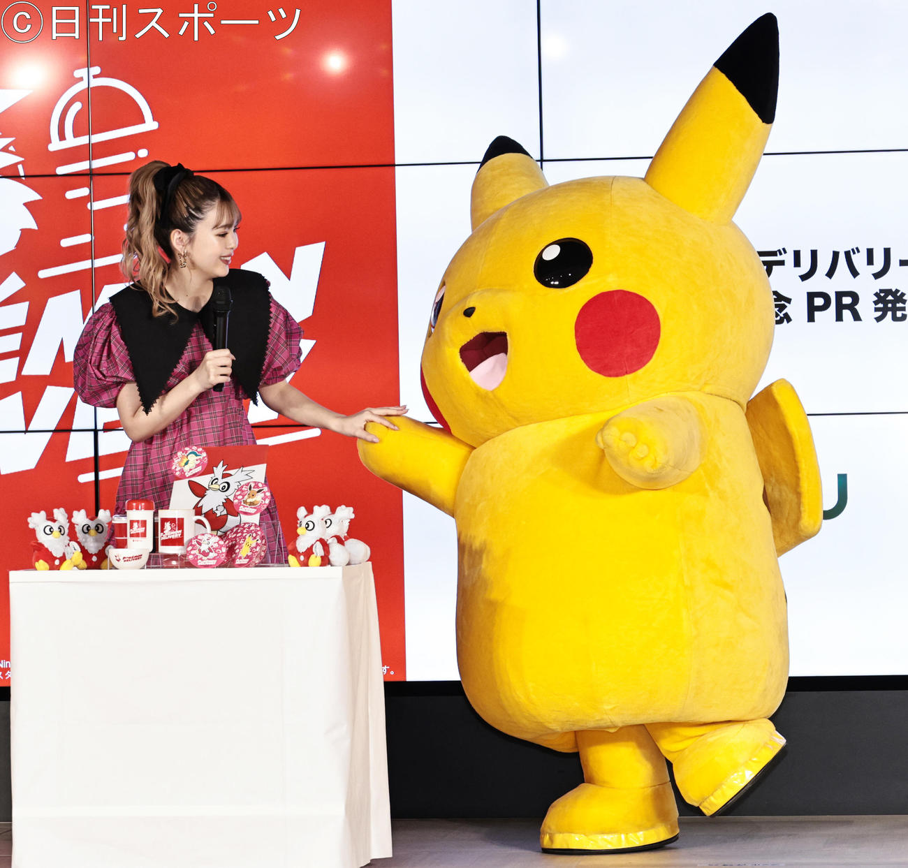 フードデリバリーサービスのイベントに参加した藤田ニコル（左）とピカチュウ（撮影・中島郁夫）